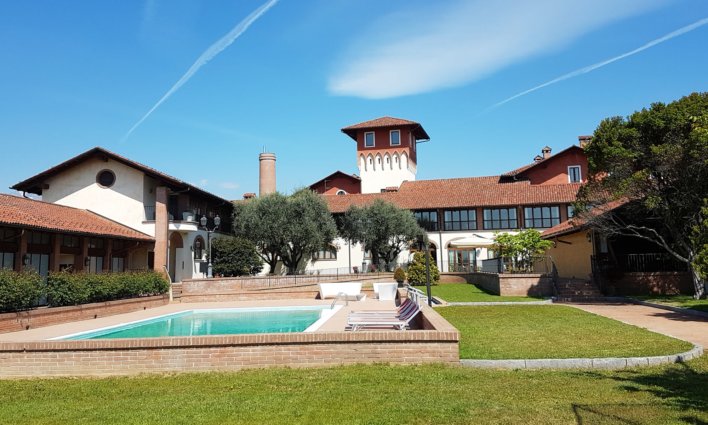 Photo de la façade de l'établissement avec sa piscine extérieur