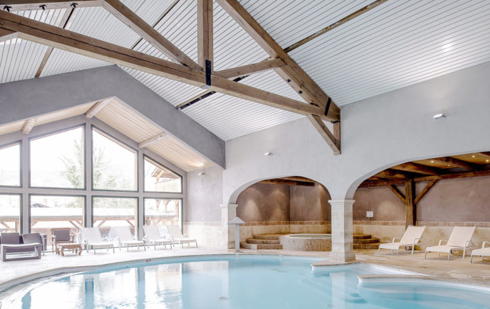 Espace détente avec une grande piscine intérieur
