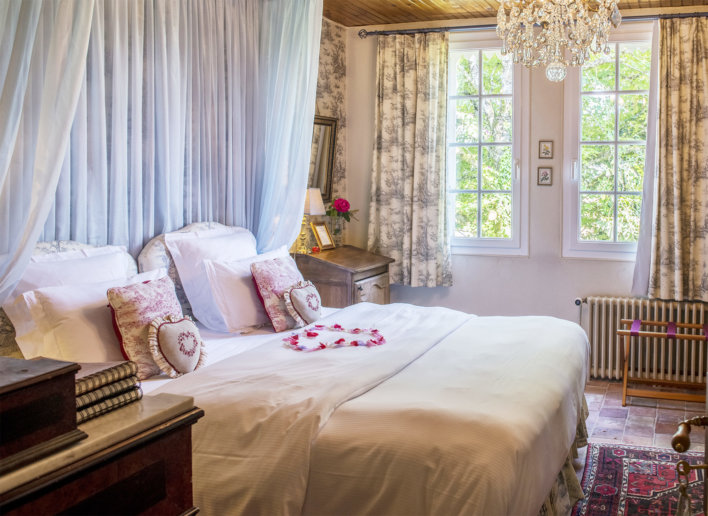 Suite romantique avec des pétales de rose en forme de coeur sur le lit