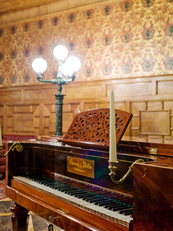 Piano avec une belle longue bougie et une lumière poser dessus