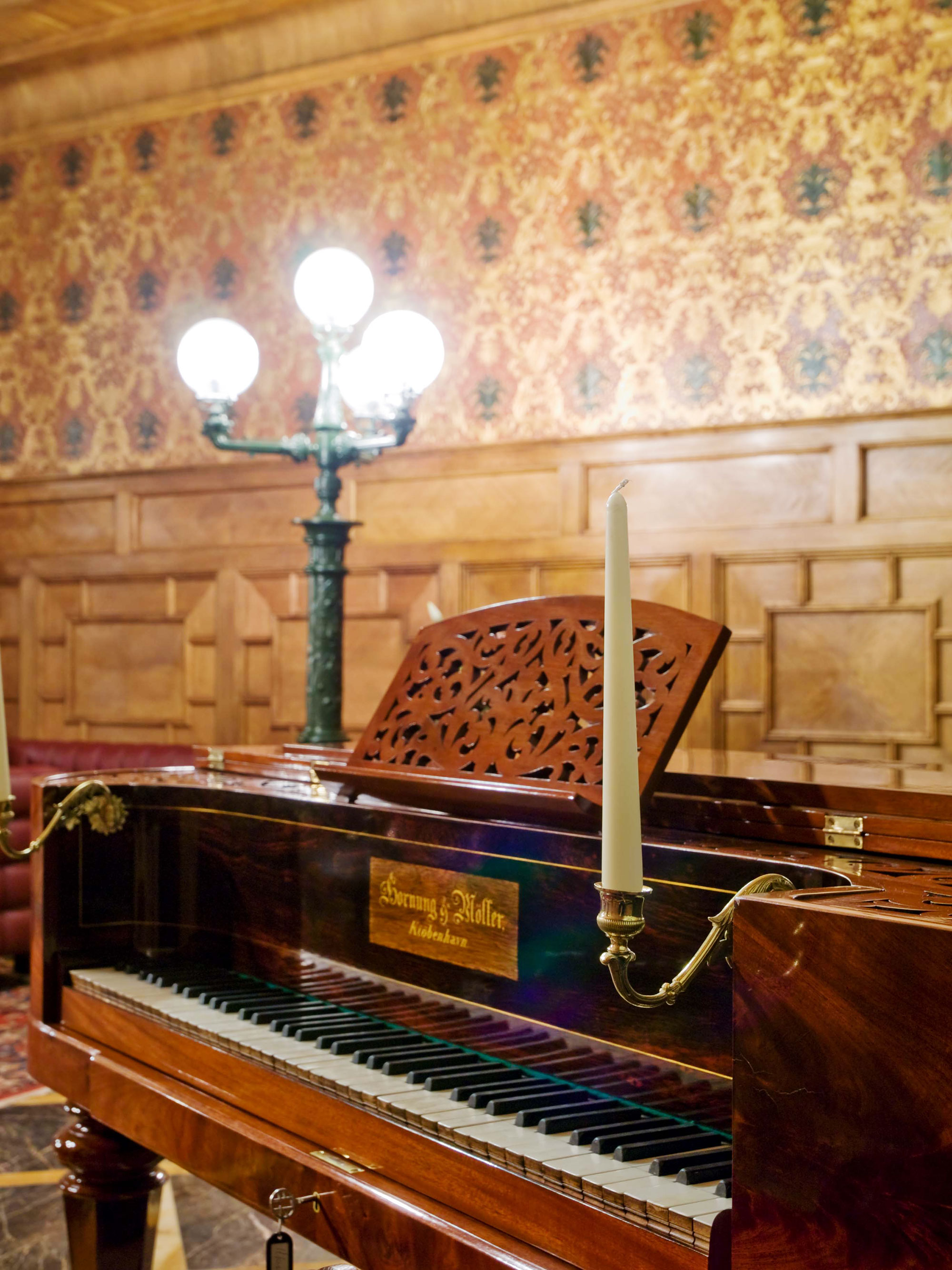 Piano avec une belle longue bougie et une lumière poser dessus