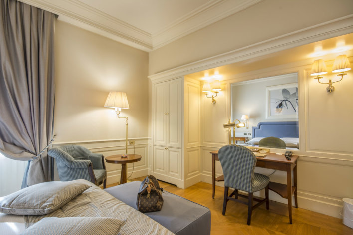 Suite double avec une décoration ancienne et couleur bleu