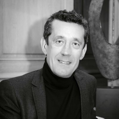Photo portrait noir et blanc d'un homme en blazer et col roulé noir