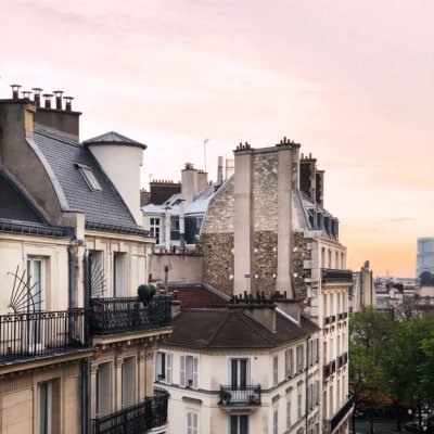 Vue sur les toits de Paris, un coucher de soleil en arrière plan