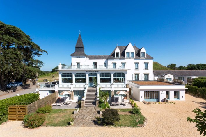 Façade d'un hôtel avec un haut de cloché sur la gauche