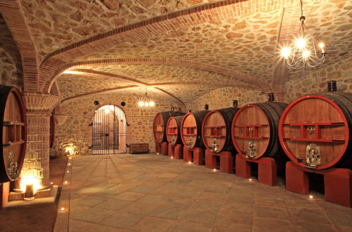 Cave avec fûts pour contenir le vin