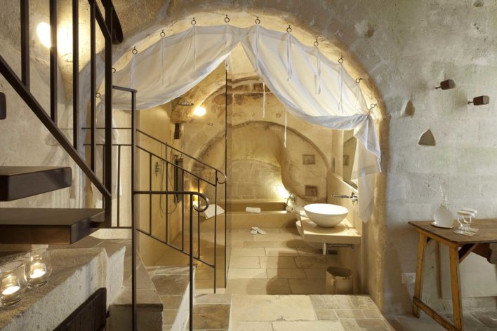 Salle de bain avec baignoire dans une pièce troglodytique