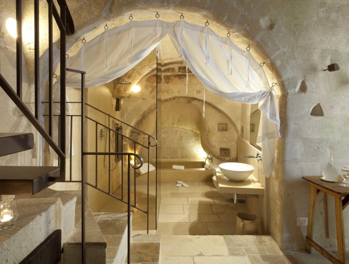 Salle de bain avec baignoire dans une pièce troglodytique