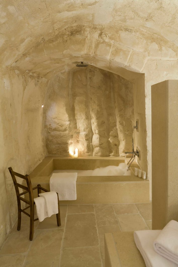 Salle de bain avec baignoire dans une pièce troglodytique