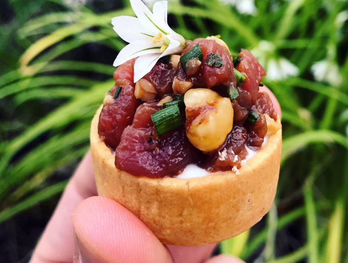 Tartelette avec tartare de veau et noisettes torréfiées, fond de tarte garni de fromage frais