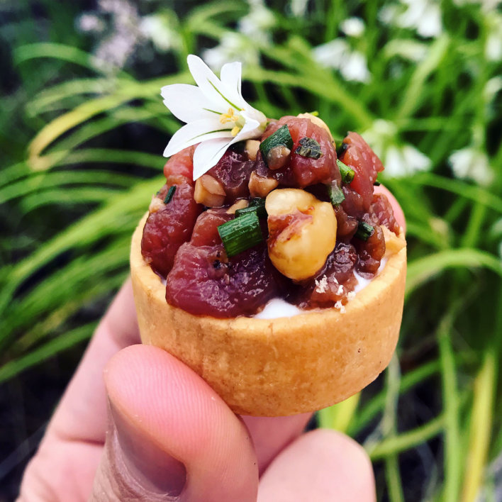 Tartelette avec tartare de veau et noisettes torréfiées, fond de tarte garni de fromage frais