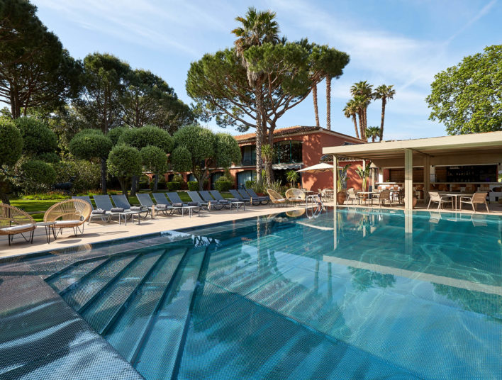photo de la piscine extérieure prise en plein jour avec les transats au bord de la piscine