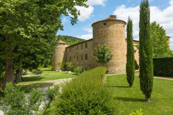 Au milieu d'un belle verdure verte, se trouve le Château des Ducs de Joyeuses. La photo à été prise de profil au loin