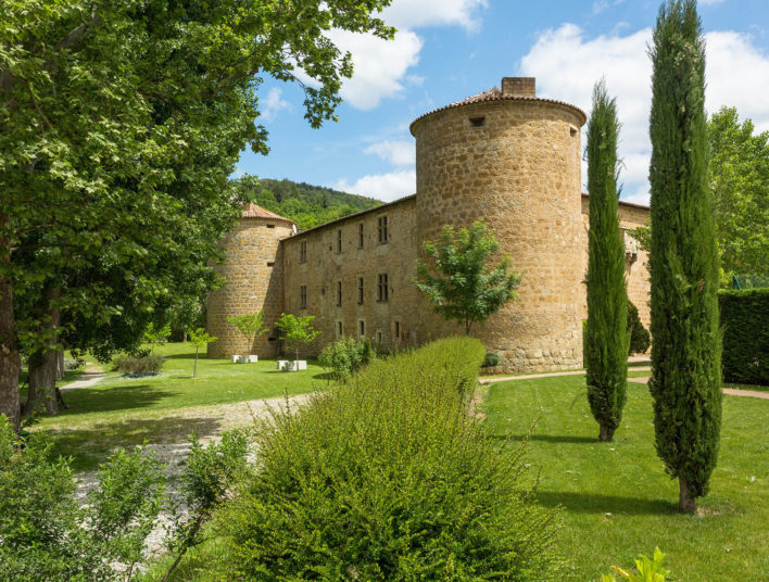 Au milieu d'un belle verdure verte, se trouve le Château des Ducs de Joyeuses. La photo à été prise de profil au loin