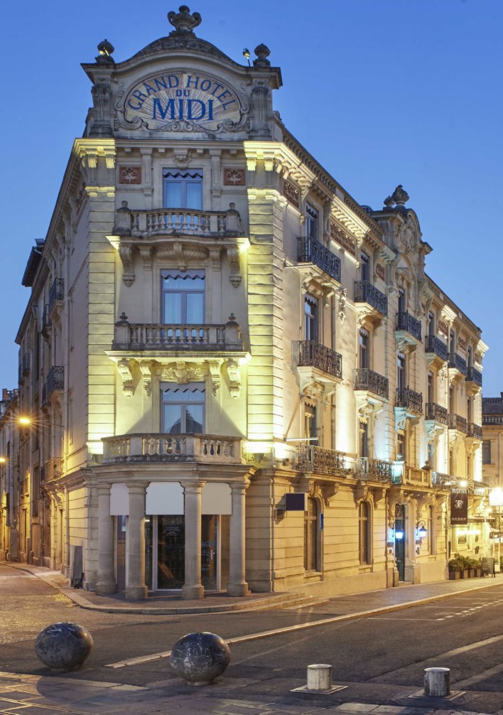 Façade extérieure prise de nuit, on y voit un peu la chaussée