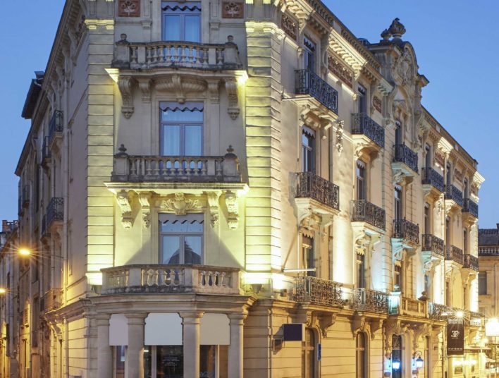 Façade extérieure prise de nuit, on y voit un peu la chaussée