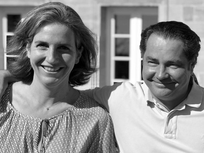 Portrait noir et blanc d'une femme à gauche et d'un homme à droite