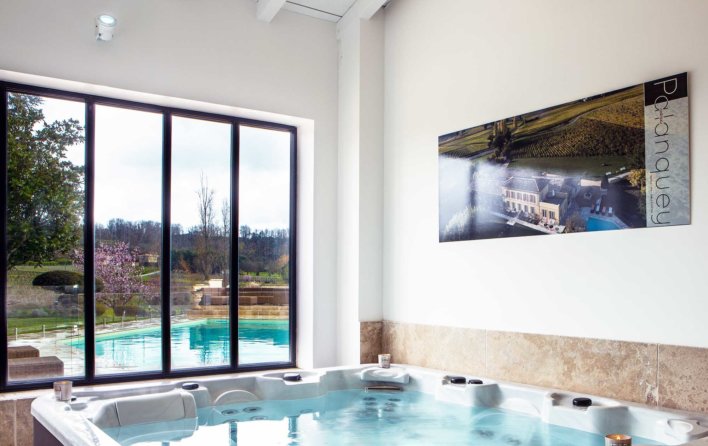 Jacuzzi intérieur avec vue sur piscine extérieur, fenêtre dans un style atelier d'artistes