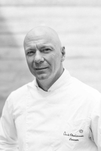 Portrait noir et blanc d'un chef en veste de cuisine blanche