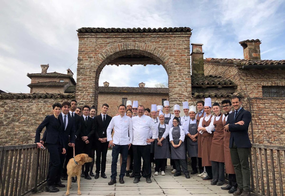 Photo collégiale d'une brigade de cuisine