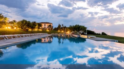 Piscine à débordement au coucher de soleil
