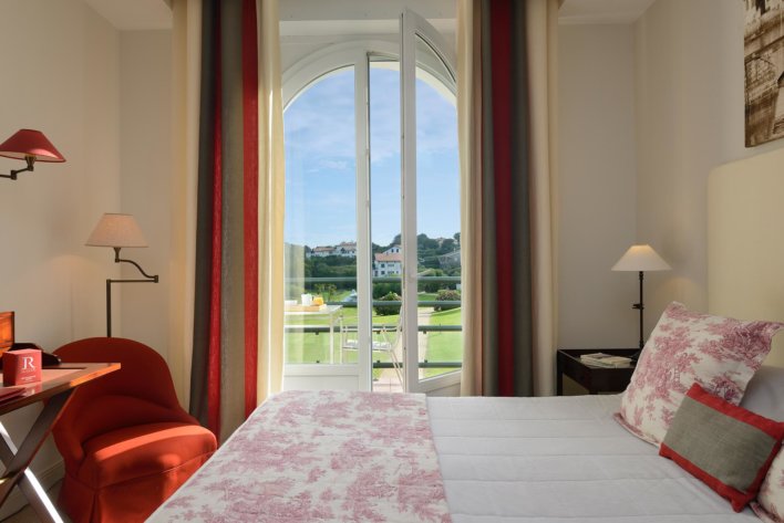 Chambre double avec vue sur jardin arboré