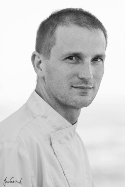 Photo portrait noir et blanc d'un chef