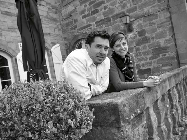 Photo d'un couple d'une femme et d'un homme accoudés à un murets, photo en noir et blanc