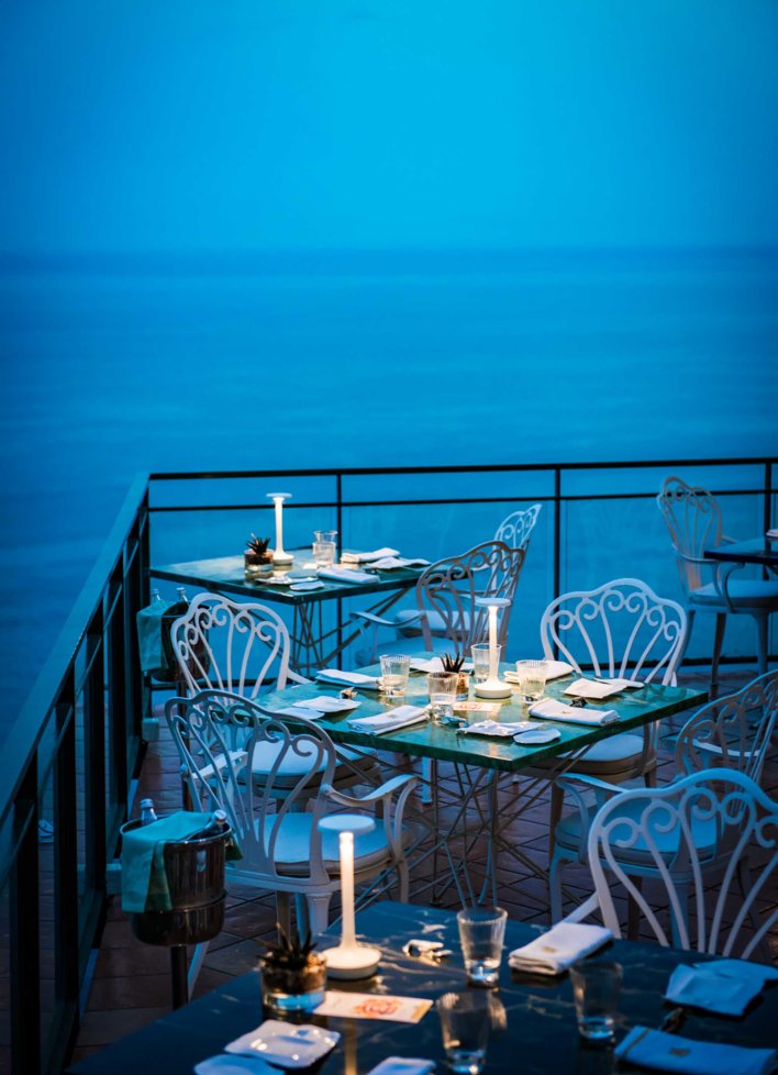 Terrasse dressée avec table pour deux personnes, ambiance romantique