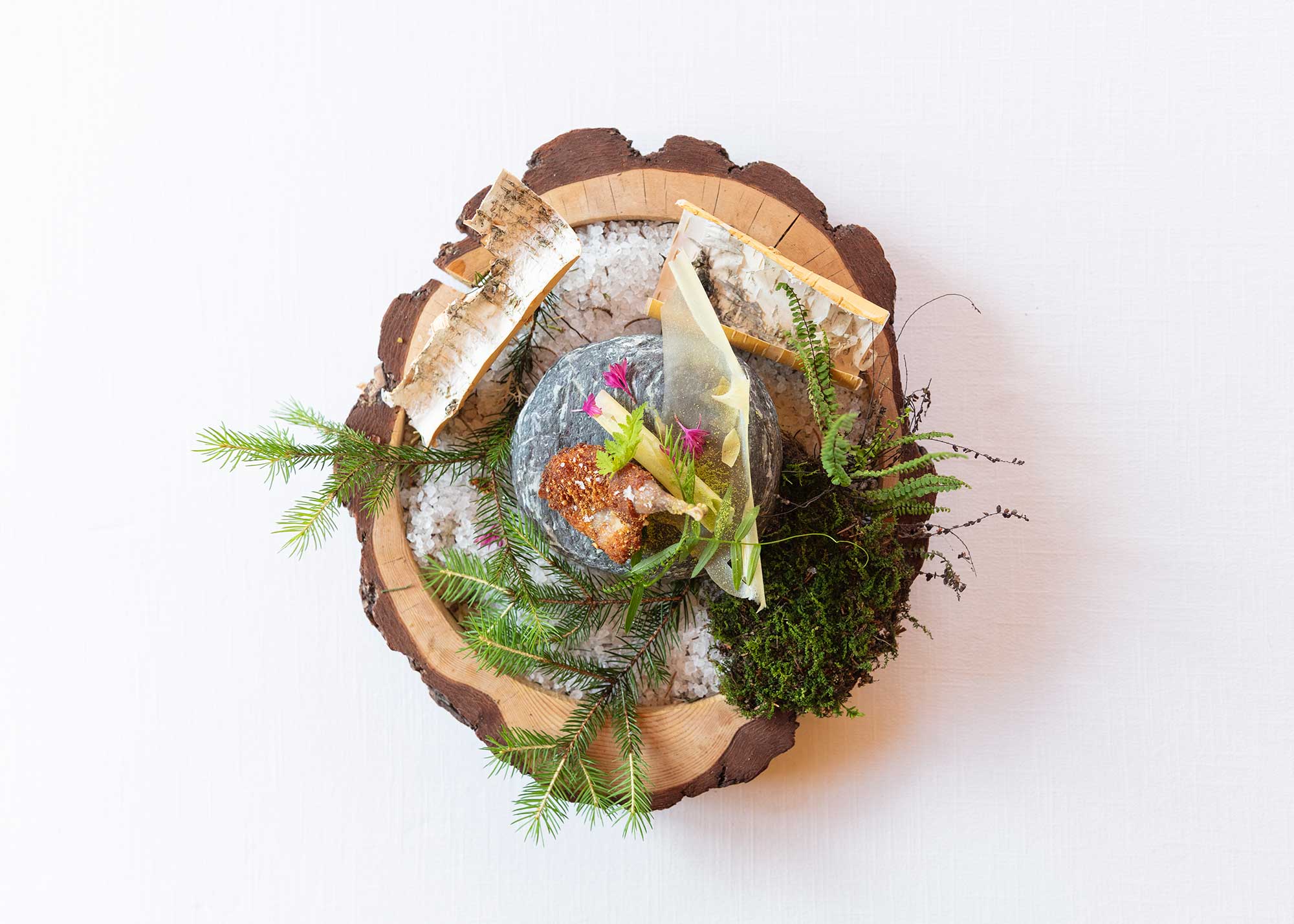 plat en vue aérienne, disposé sur un une assiette en rondin de bois