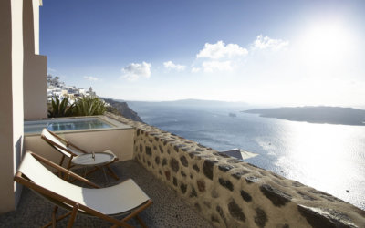 Terrasse avec vue sur mer équipée d'un transat et d'une baignoire balnéo.