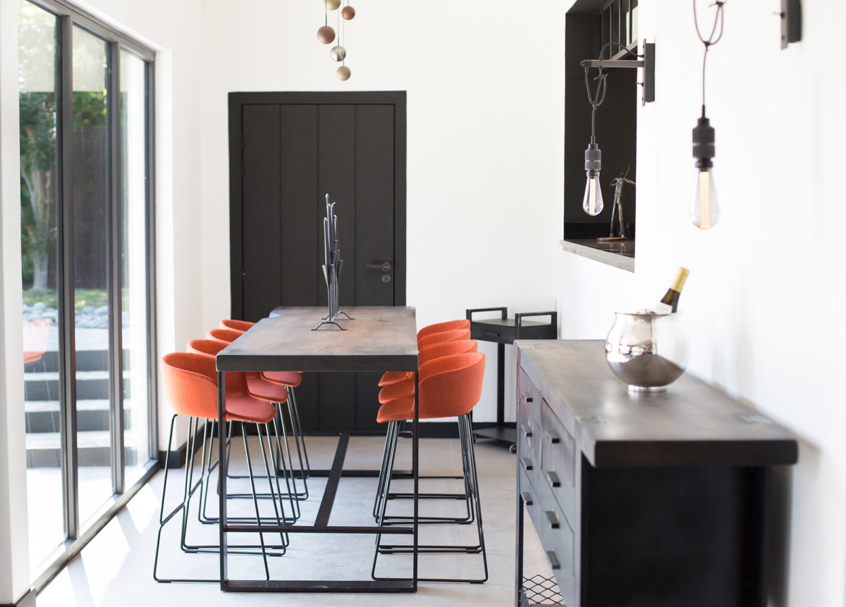 Salon privé avec table à manger moderne équipée de baie vitrée pour profiter du paysage.
