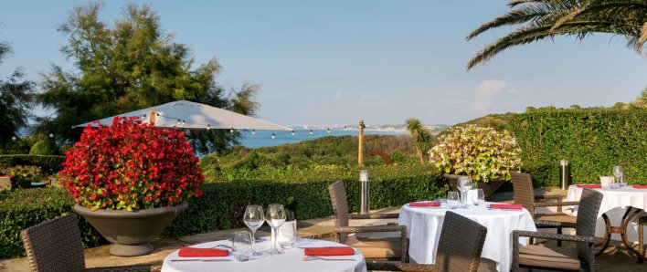 Terrasse d'un restaurant avec vue mer