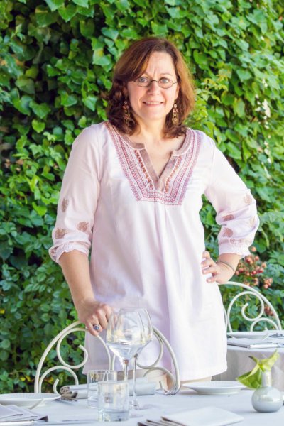 Portrait d'une femme en terrasse avec tunique blanche