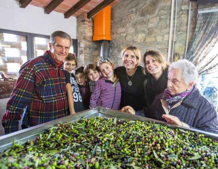 Photo de famille autour d'une cuve d'olive