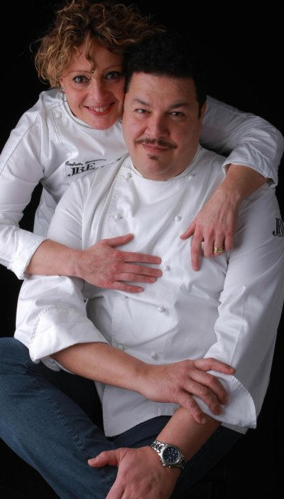 Une cheffe et un chef en veste blanche de cuisinier