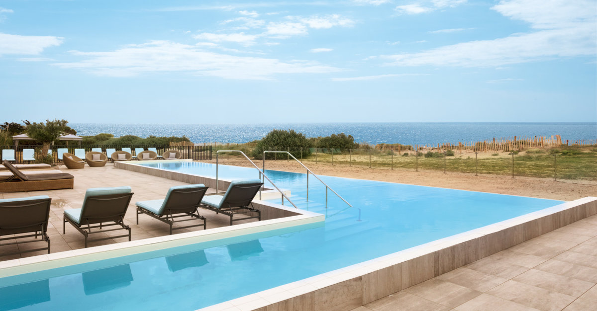 Piscine extérieure avec vue mer