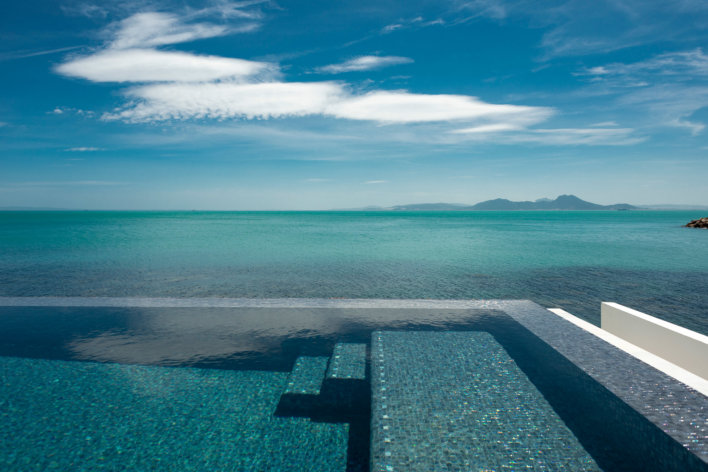 Piscine à débordement et sa vue mer