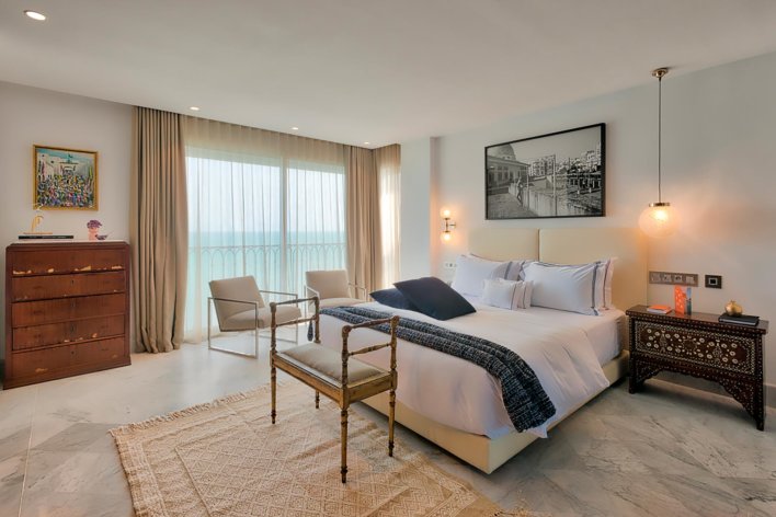 Chambre double, guéridon en bronze et baie vitrée avec vue mer