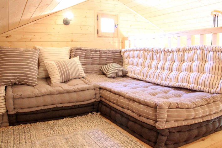 Mezzanine sous toit avec canapé en matelas mauve