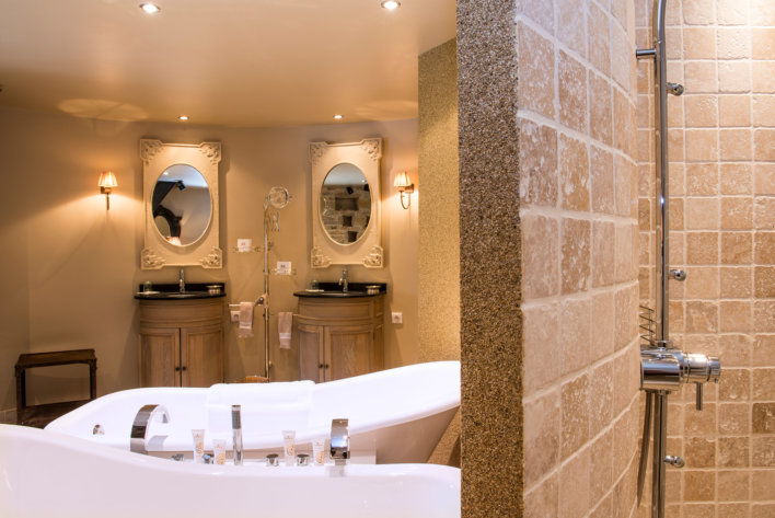 Salle de bain avec double baignoire et double vasque