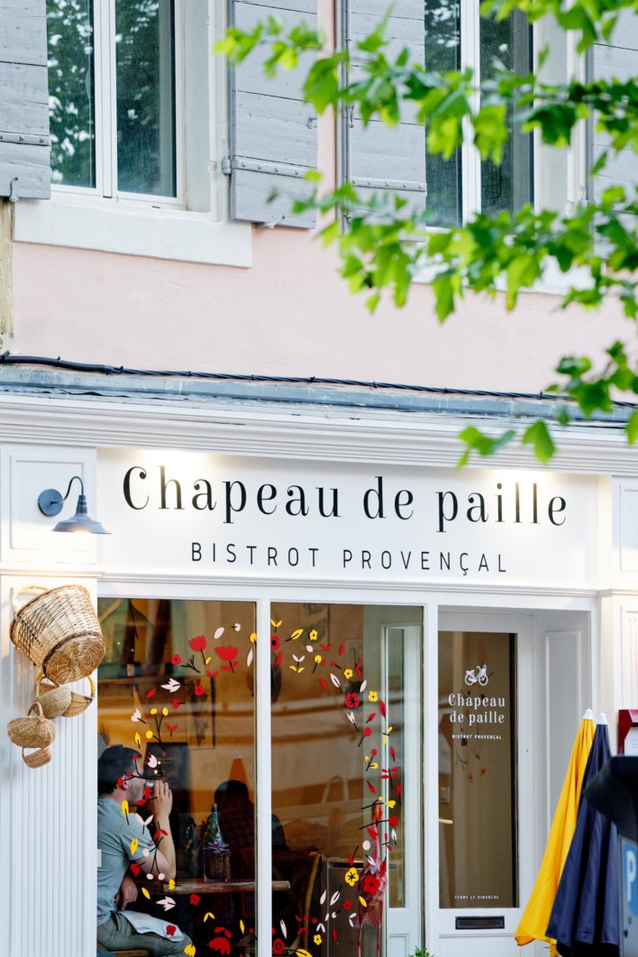 Façade d'un restaurant à l’ambiance provençal, enseigne inscrite