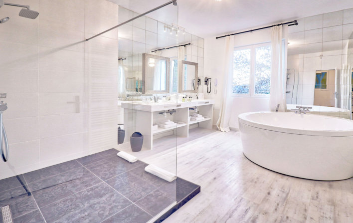Photo lumineuse de la salle de bain, avec douche italienne et jacuzzi