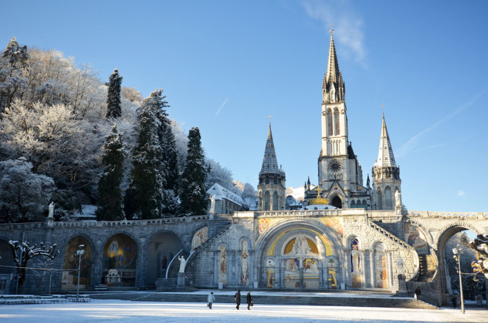Neige et cathédrale de Lourdes