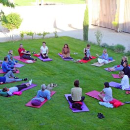 Groupe de personnes qui font un cours de yoga