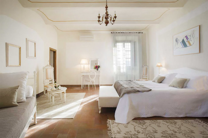 Chambre lumineuse et spacieuse avec une décoration blanc et épuirée