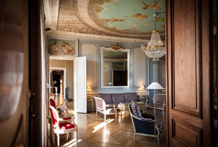 Salon type château, boiseries et meubles anciens, fresques au plafond