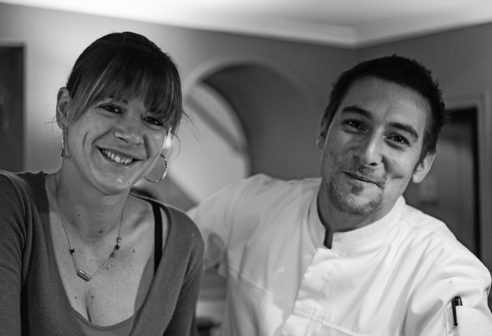 Portrait noir et blanc d'une femme et d'un homme
