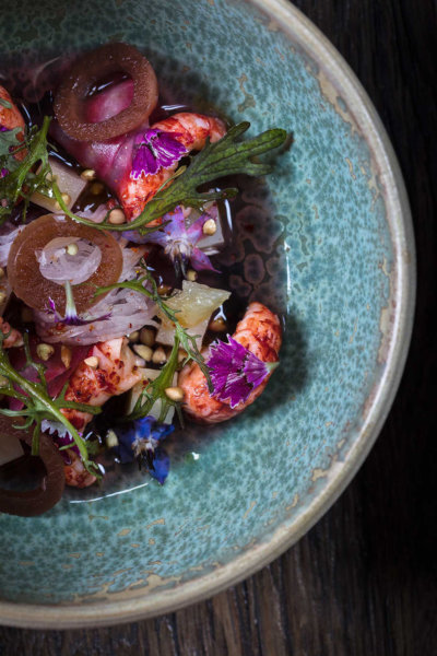 Plat dans une assiette bleu