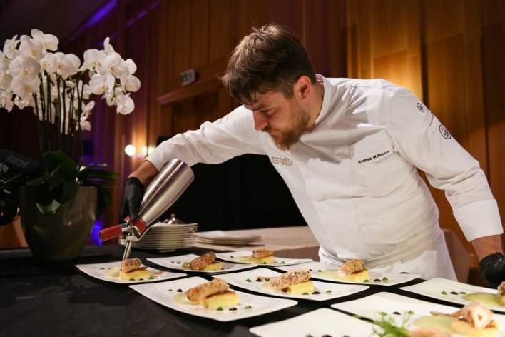 Chef en train de posé un siphon dans une assiette